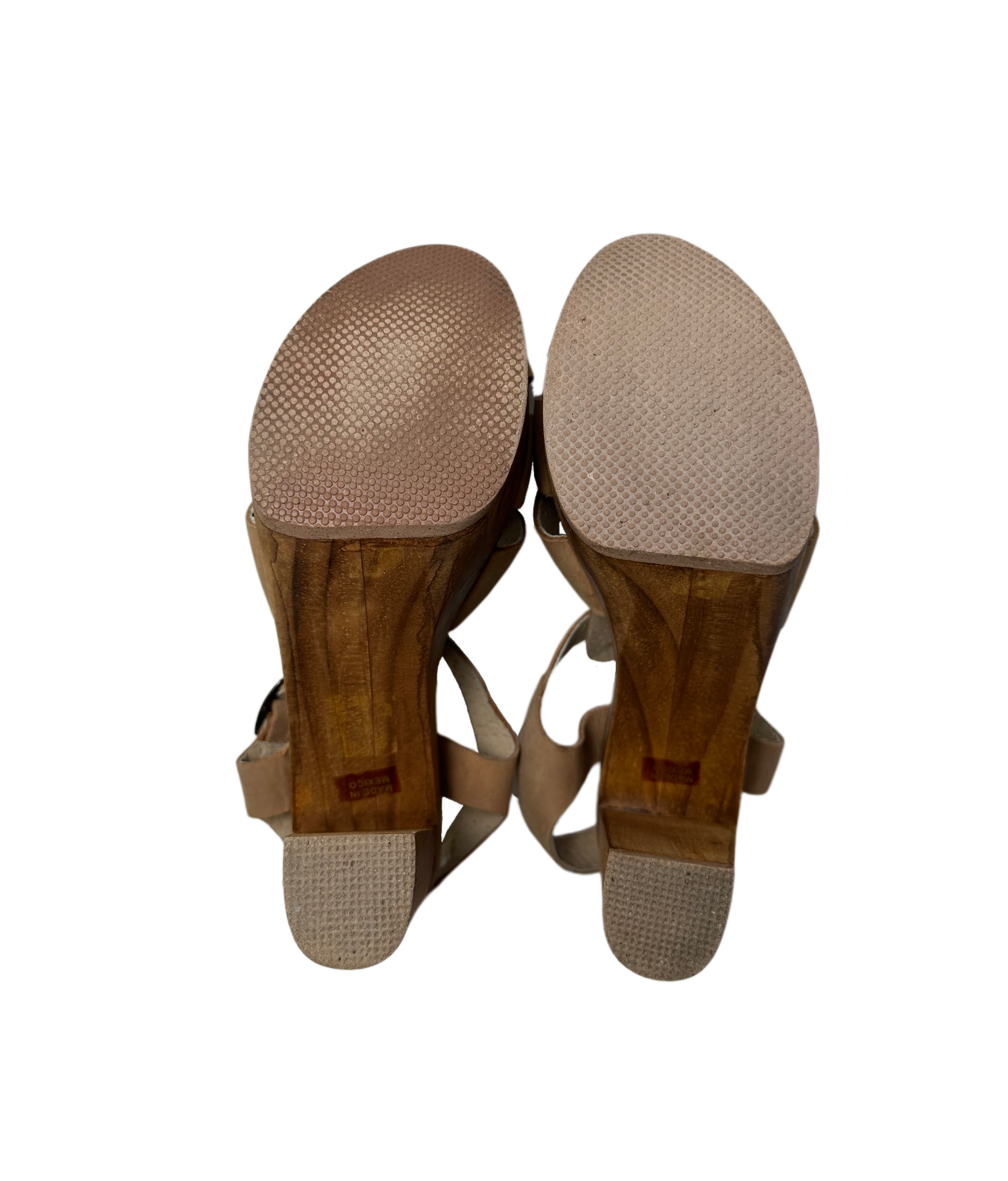 Five Worlds by Cordani Tan Leather Sandals with Wood Platform Heels are the perfect combination of luxurious style and modern comfort. Crafted with premium leather strapsShoesFive Worlds by Cordani Tan Leather Sandals with Wood Platform Heel - ECordani Tan Leather Sandals