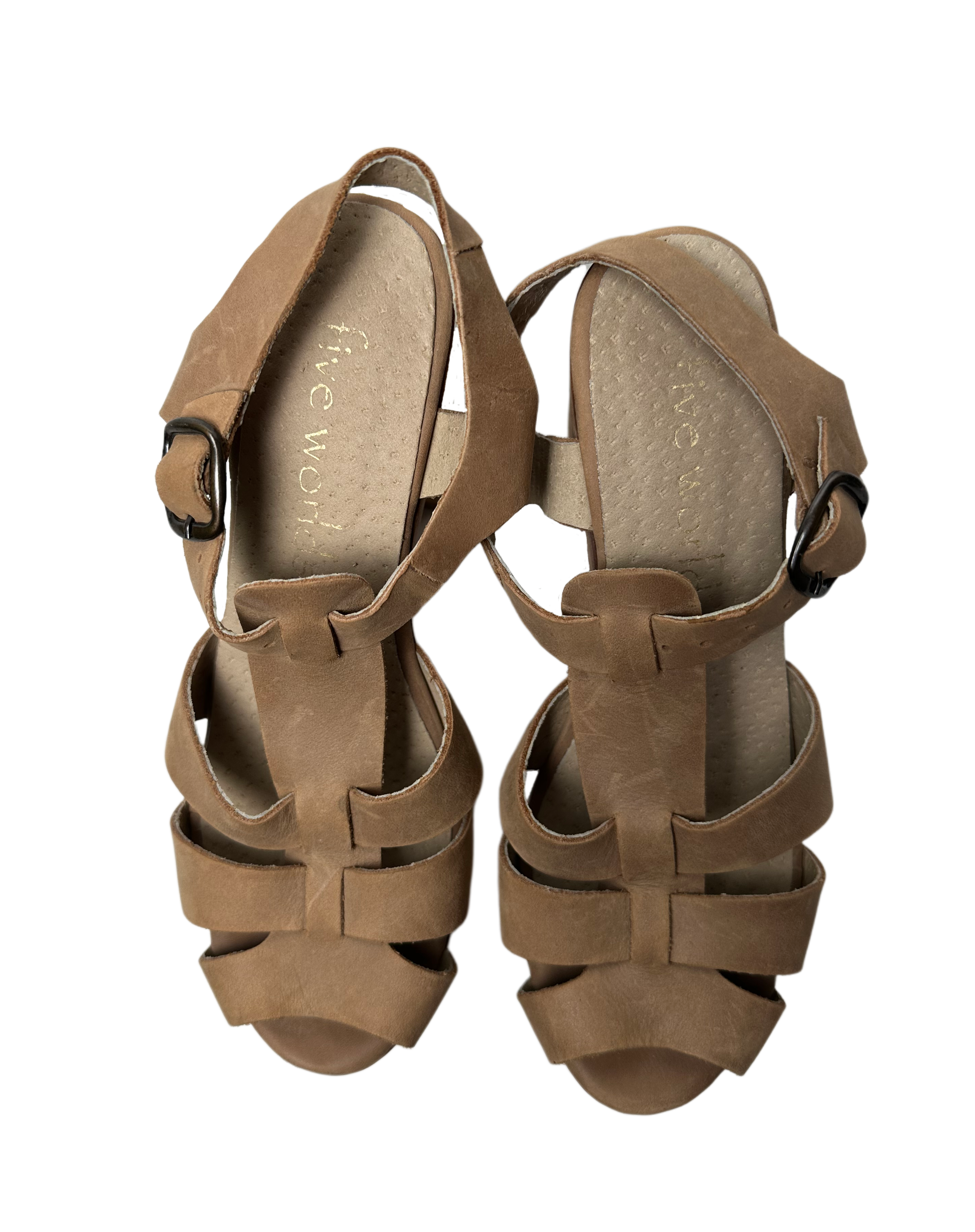 Five Worlds by Cordani Tan Leather Sandals with Wood Platform Heels are the perfect combination of luxurious style and modern comfort. Crafted with premium leather strapsShoesFive Worlds by Cordani Tan Leather Sandals with Wood Platform Heel - ECordani Tan Leather Sandals