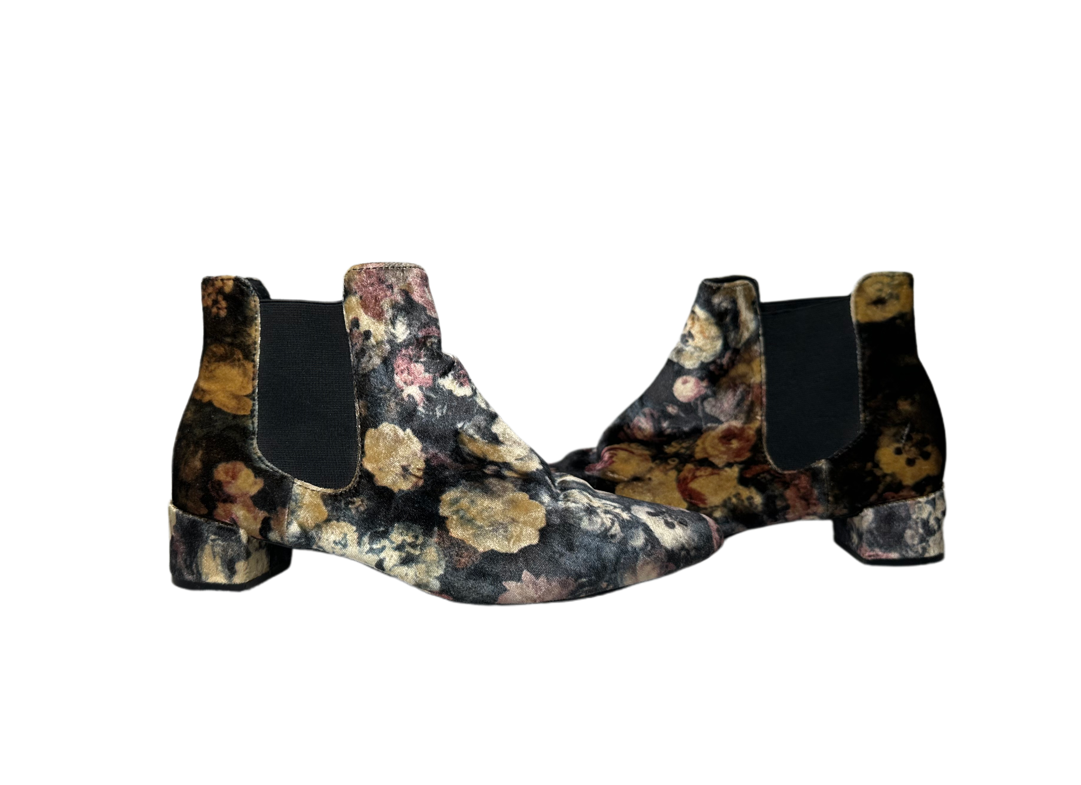 TopshopExperience the smart style of Topshop Chelsea floral velvet boots. Crafted from velvet for a luxuriously soft feel, these ankle boots feature a creative floral printShoesTopshop Chelsea Pointed Toe Floral Velvet BootsTopshop Chelsea Pointed Toe Floral Velvet Boots