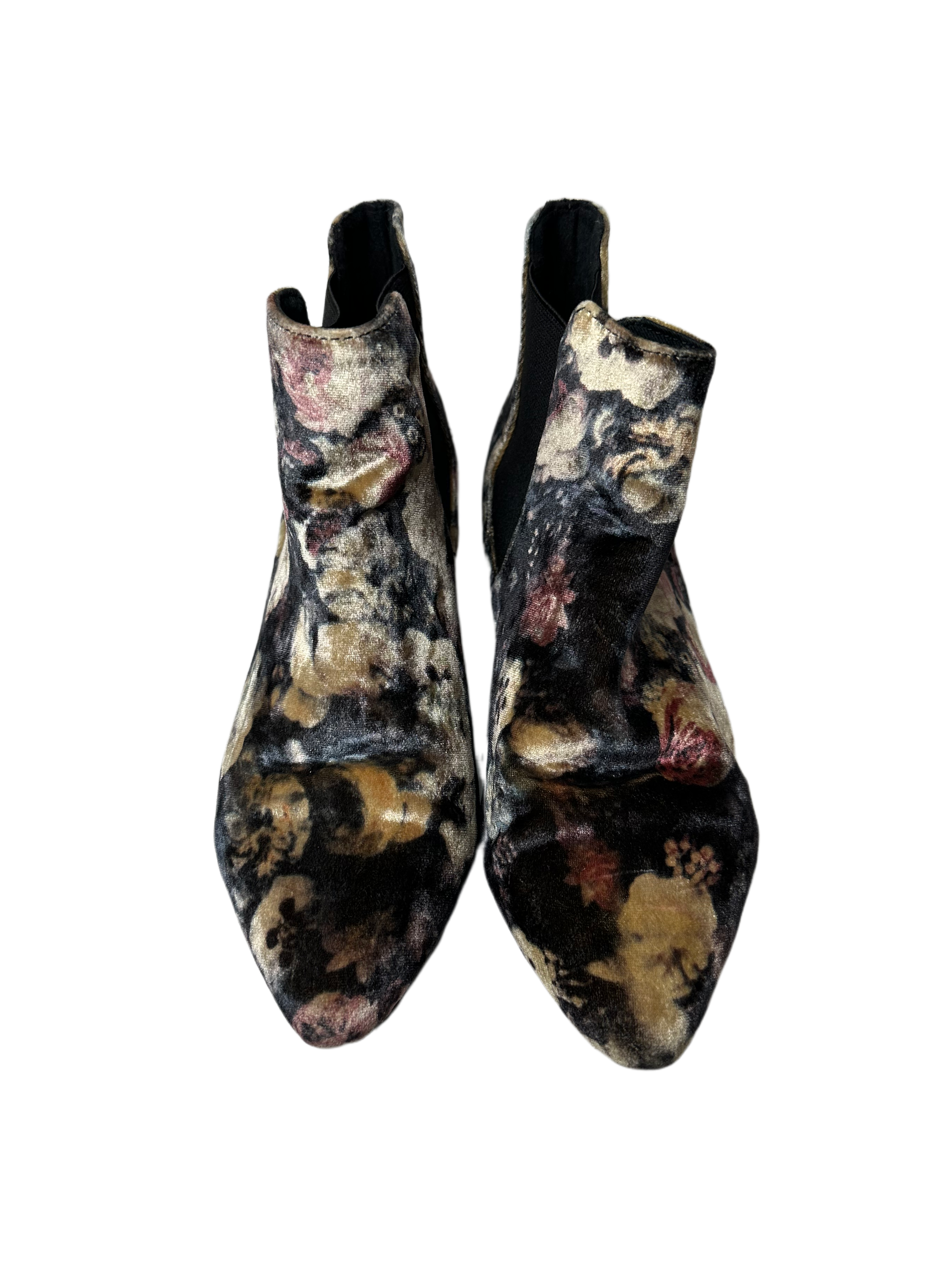 TopshopExperience the smart style of Topshop Chelsea floral velvet boots. Crafted from velvet for a luxuriously soft feel, these ankle boots feature a creative floral printShoesTopshop Chelsea Pointed Toe Floral Velvet BootsTopshop Chelsea Pointed Toe Floral Velvet Boots