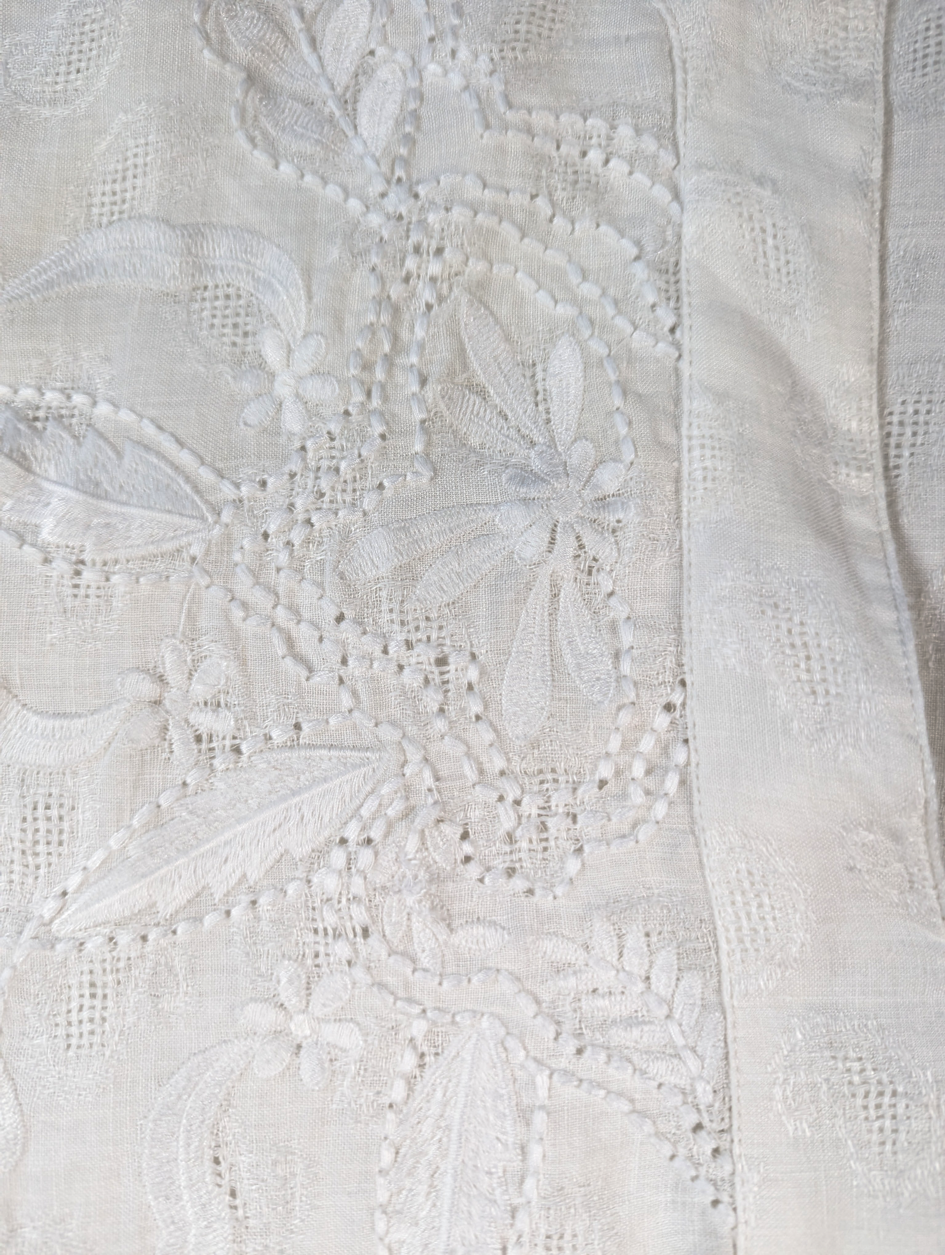Zara Woman Embroidered White Linen Tunic Cover-up This Zara Tunic has beautiful embroidery and a flowy oversized fit with shirt-tail hem.  Great as beach cover-up, or a pool side party!Zara Woman White Tunic Cover-Dresses