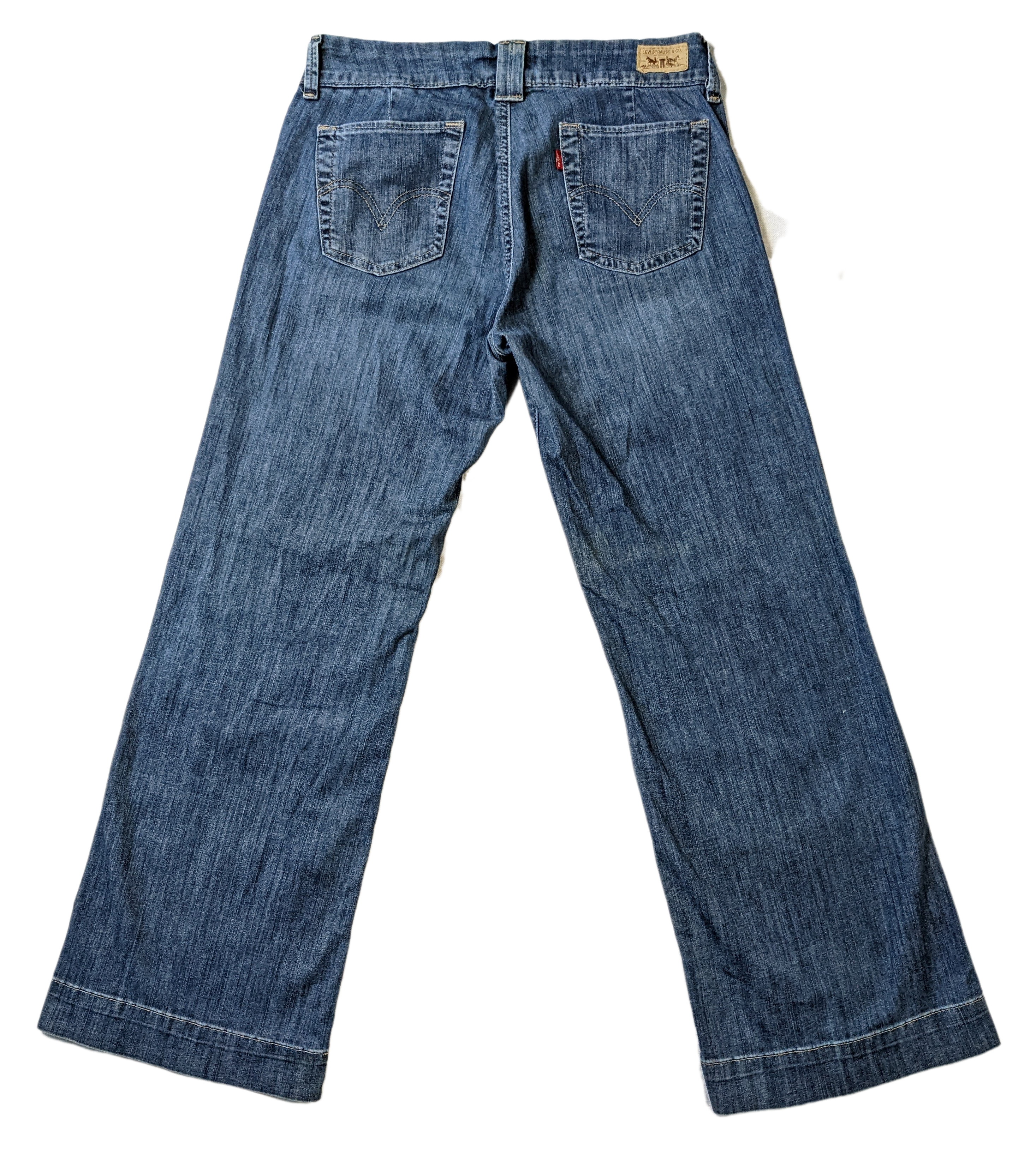 Levi's 545 Wide Leg Jeans Size 8  Step out in style with Levi's 545 Wide Leg Jeans. These medium wash jeans in size 8 offer a flattering fit and comfortable feel, pe