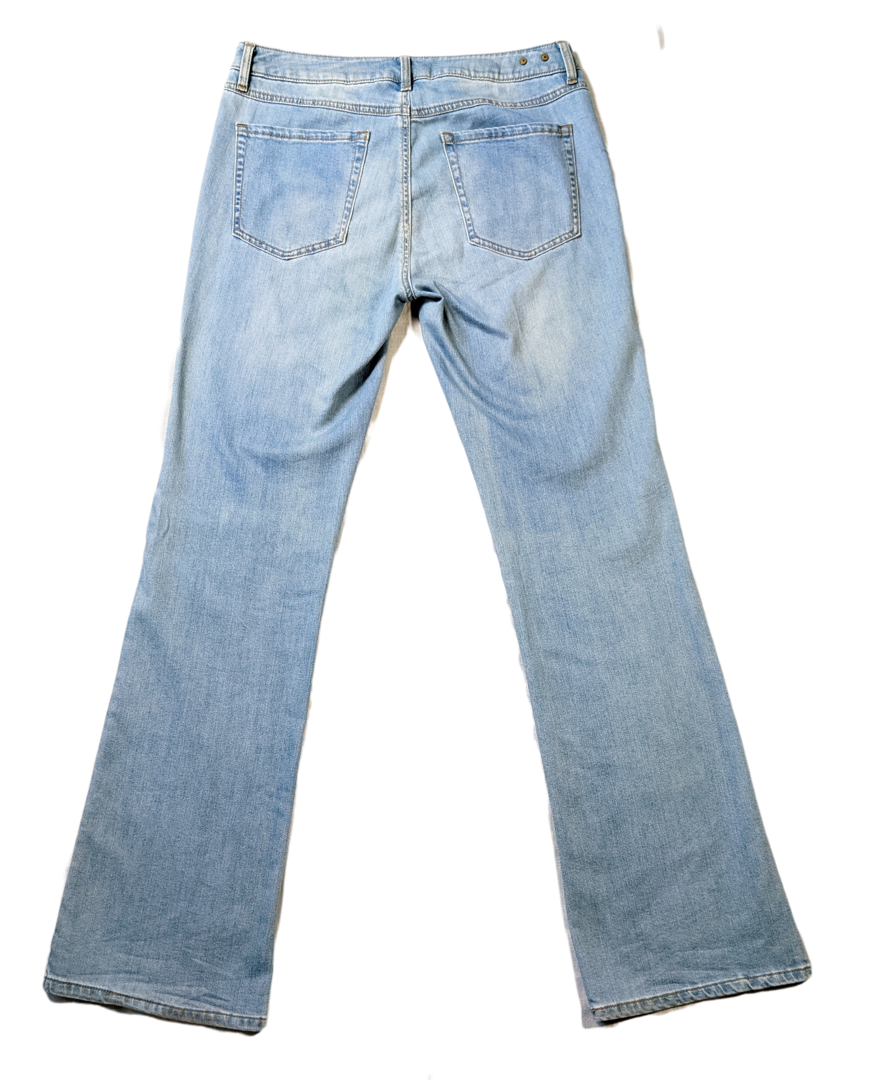 CAbi Malibu Flare Leg Lightweight Denim JeansThese are a great pair of lightweight jeans with flare legs and stylish front pockets