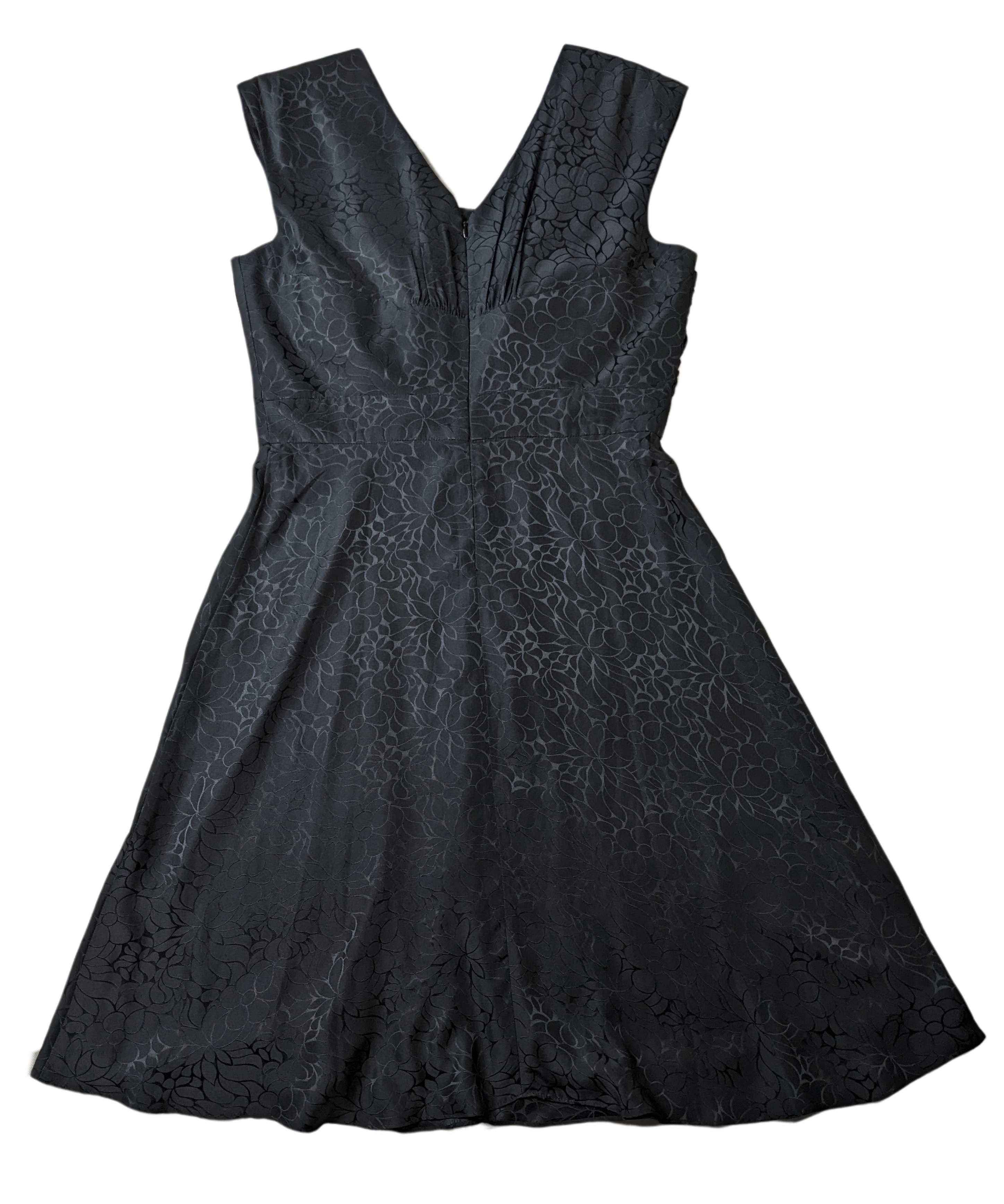 Donna Ricco A line Black Silk Dress Size 12 This black silk dress by Donna Ricco exudes elegance and sophistication. With a square neckline and back zipper, it is ef