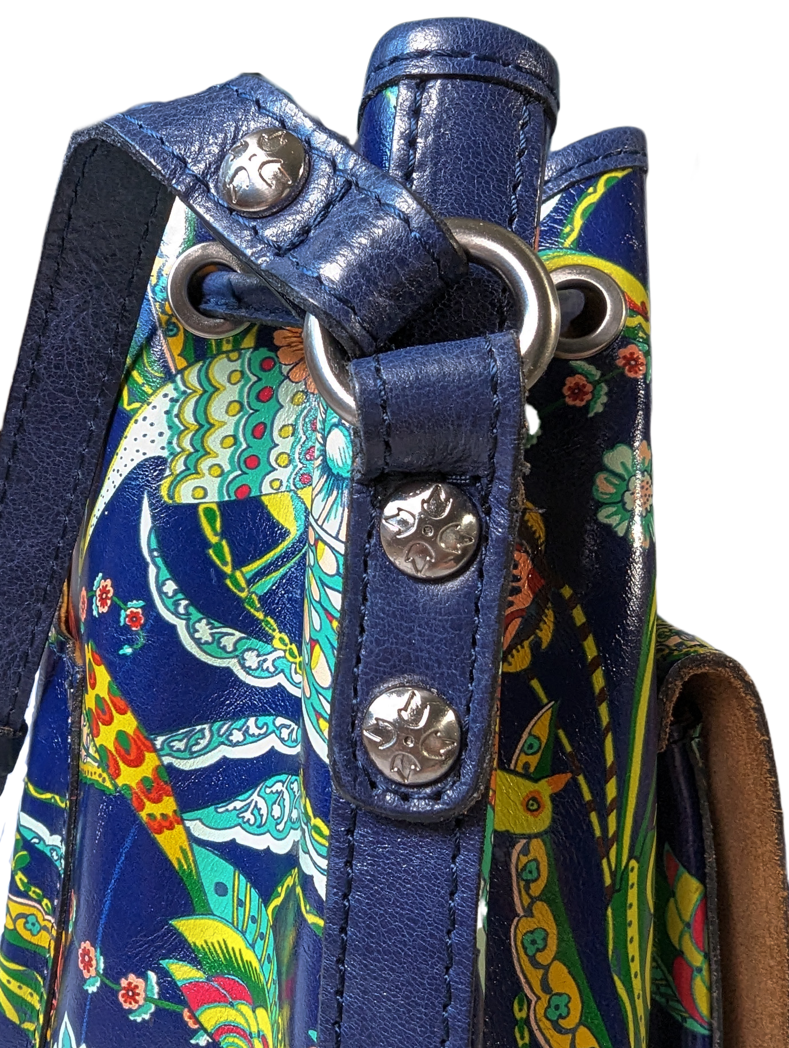 Patricia Nash Sabina Birds of Paradise Leather Drawstring Bucket Bag EThis gorgeous bag is in awesome condition.  No scratches or smudges.  This is one you will love for a long time!
Measurements:
Length:  11.5"   Width:  5.5"  Height: