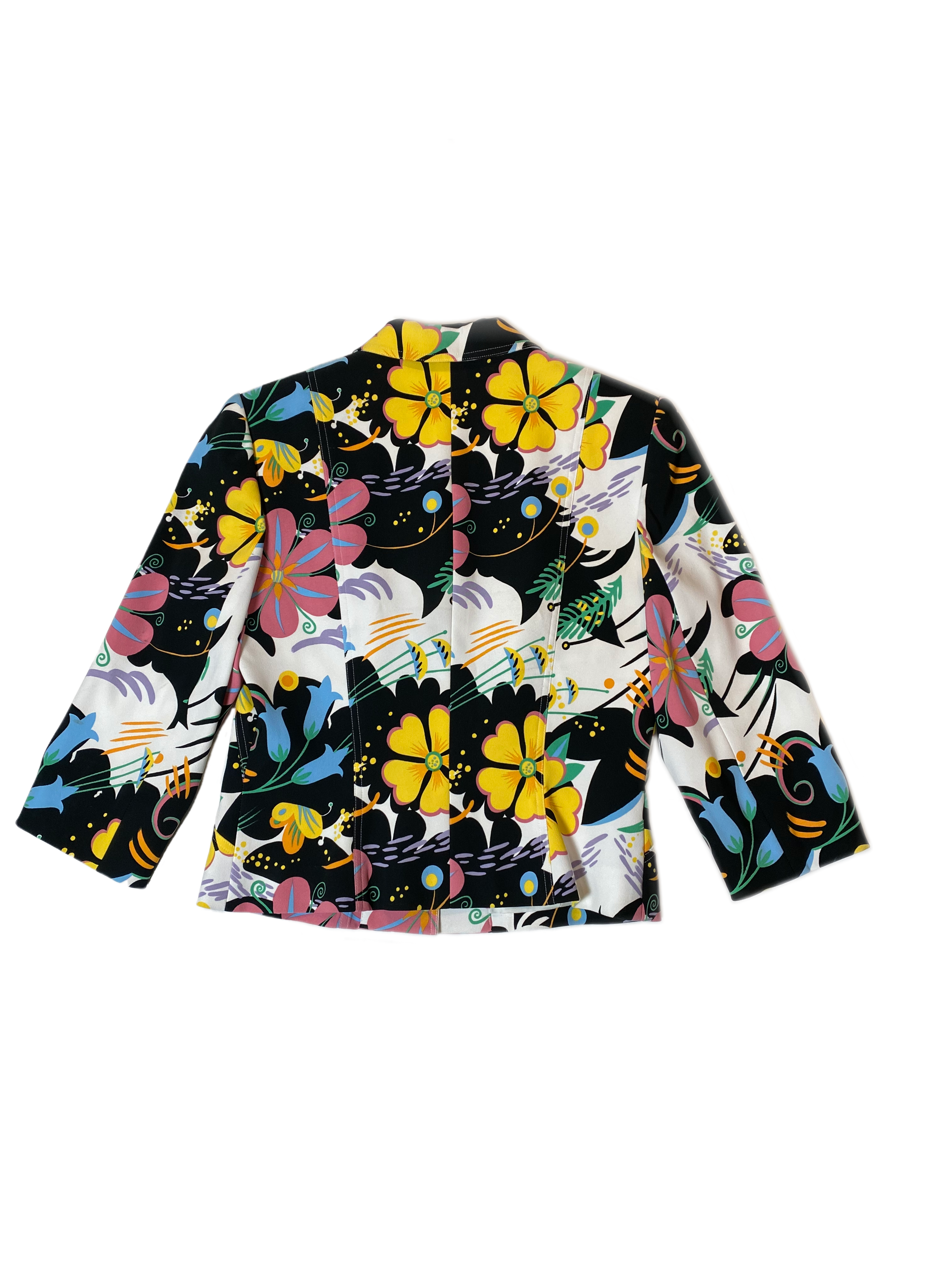 Alberto Makali Multicolor Structured Short Lined Floral Print JacketThe colors in this jacket make it ideal for any time of year.
Wear this with jeans and heels or over a short black dress for a night out.