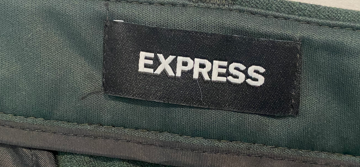 Express Editor Wide Leg Mid Rise Forest Green PantsMix up your wardrobe a bit with this great color. Give your black pants the day off and add these for a pop!