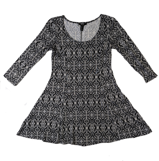 Forever 21 Black and White Fit and Flare dress.  Perfect to throw on for a shopping day, or any summer occasion.  Add sandals and a hat, and you are reaDressesForever 21 Fit and Flare dressForever 21 Fit