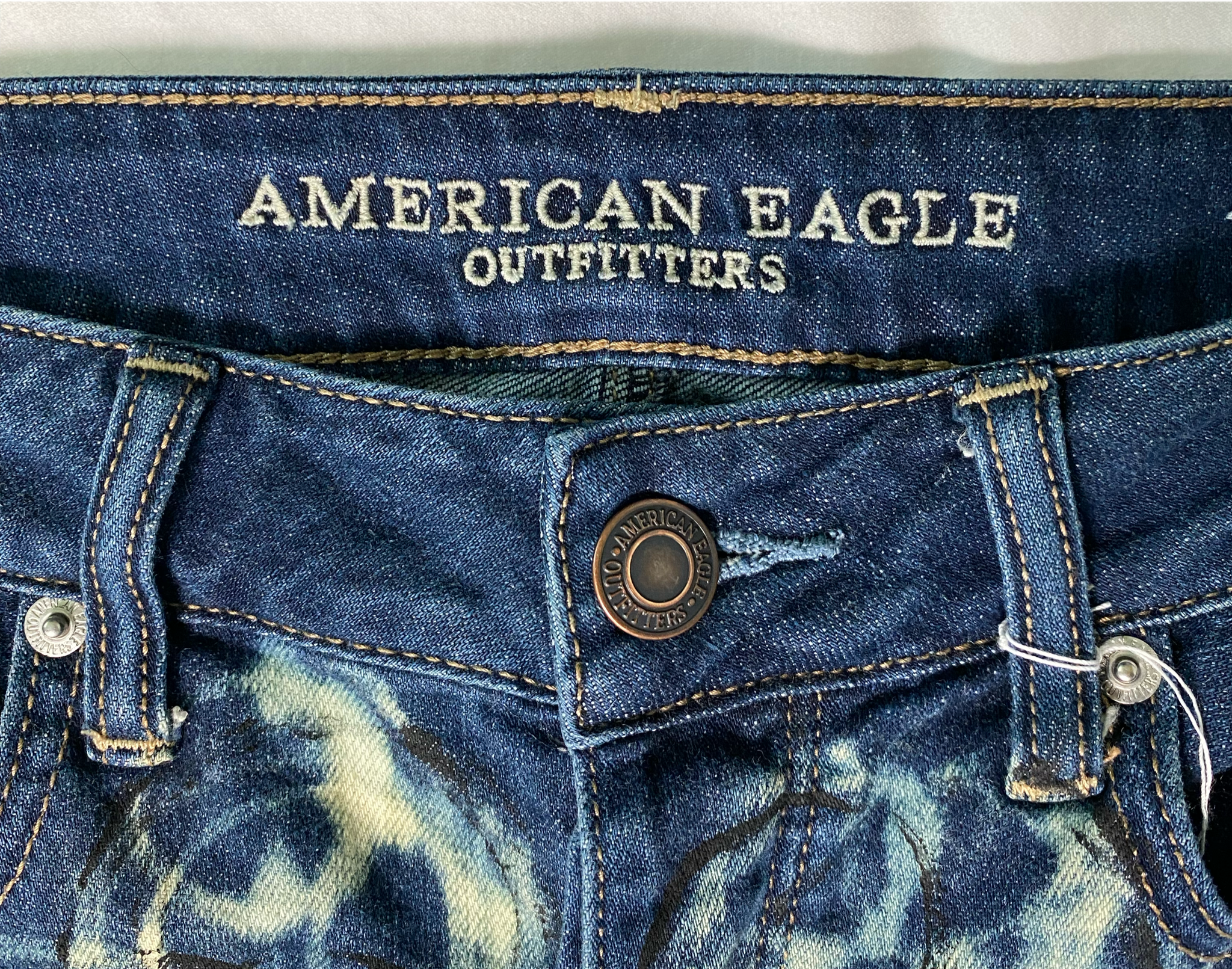 REFRESHED - American Eagle Distressed and Hand Printed Denim JeansRefreshed- American Eagle distressed and hand printed soft denim blue jeans.