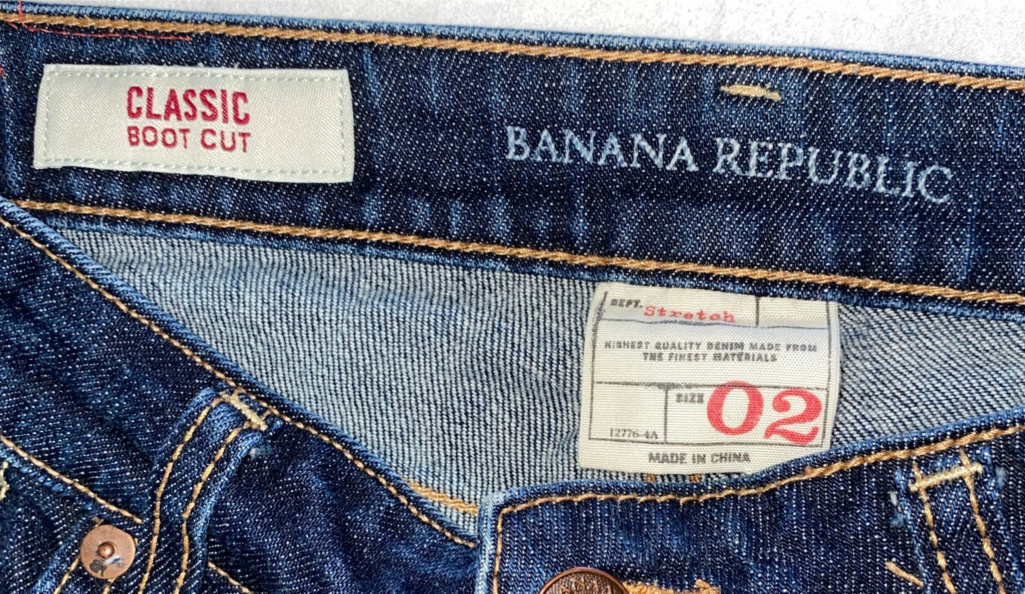 Banana Republic Classic Stretch Boot Cut Jeans Experience style and comfort with our Banana Republic Classic Stretch Boot Cut Jeans! Made with dark denim, 5 pockets,