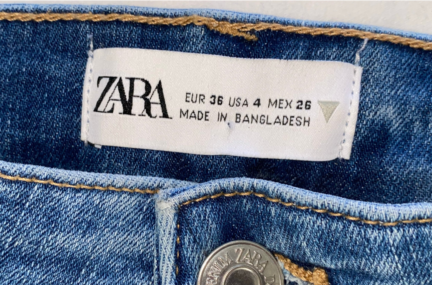 Zara Faded Denim Straight Leg Jeans Faded blue 5 pocket denim straight leg jeans.