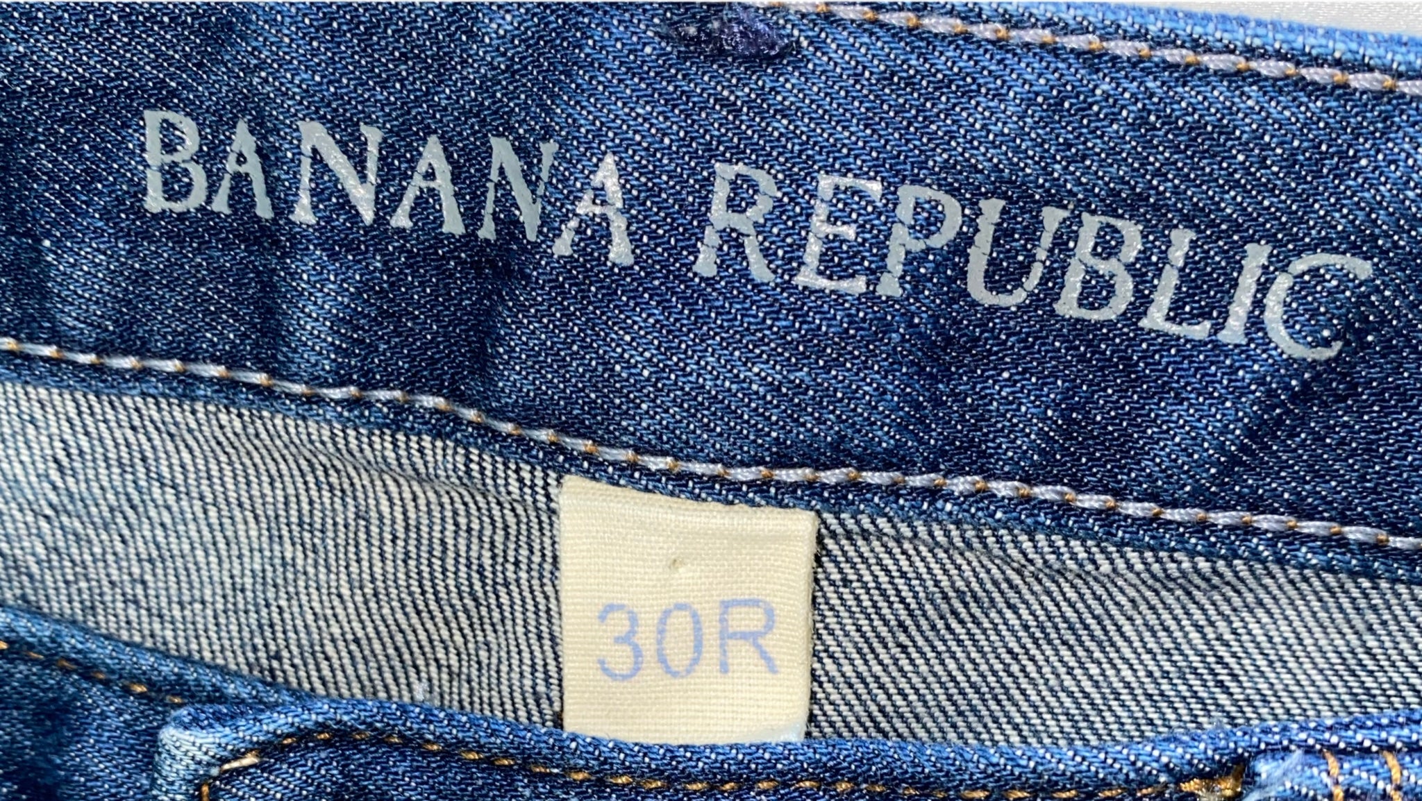 Banana Republic 5 pocket Skinny Jeans Size 30R  Medium blue with light fading, skinny 5 pocket jeans. Get the perfect fit and flattering silhouette you crave with Ba