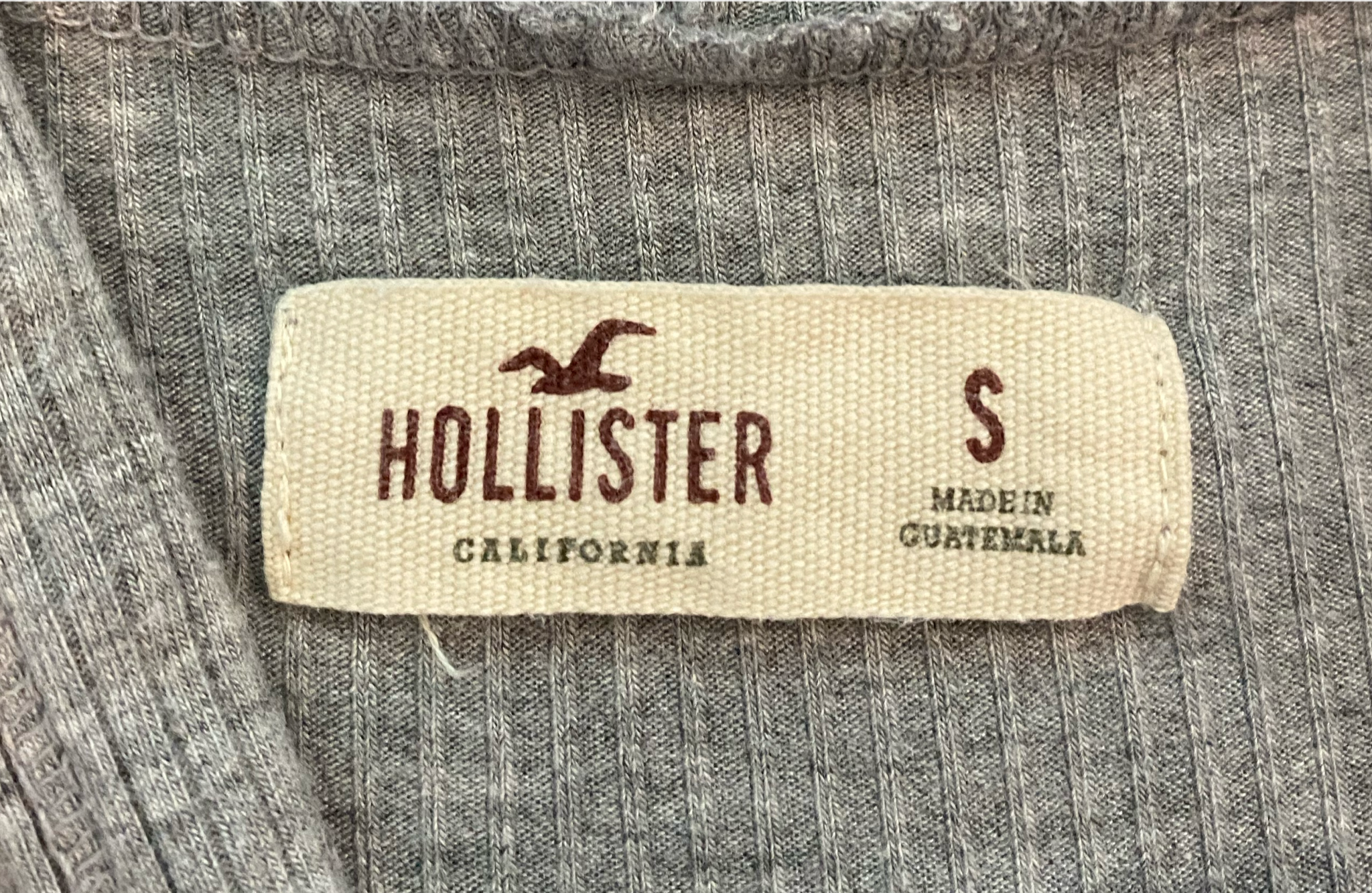 Hollister Grey Cropped Knit Pullover Hoodie Size S  Get cozy with the Hollister Grey Cropped Knit Pullover Hoodie in size S. This playful hoodie features a cropped d