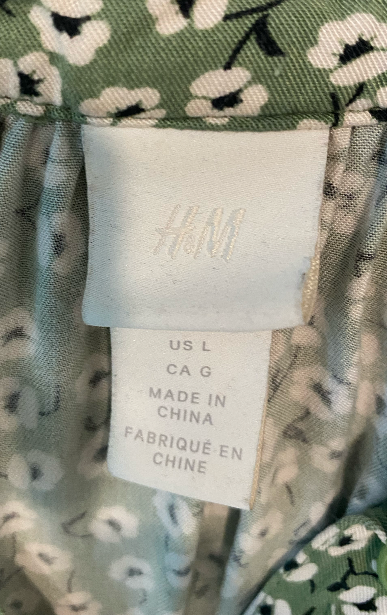 H&M Short Sleeve Green Dress with Floral Print Size Large Effortlessly stylish and versatile, the H&M Short Sleeve Green Dress with Floral Print is a must-have additi