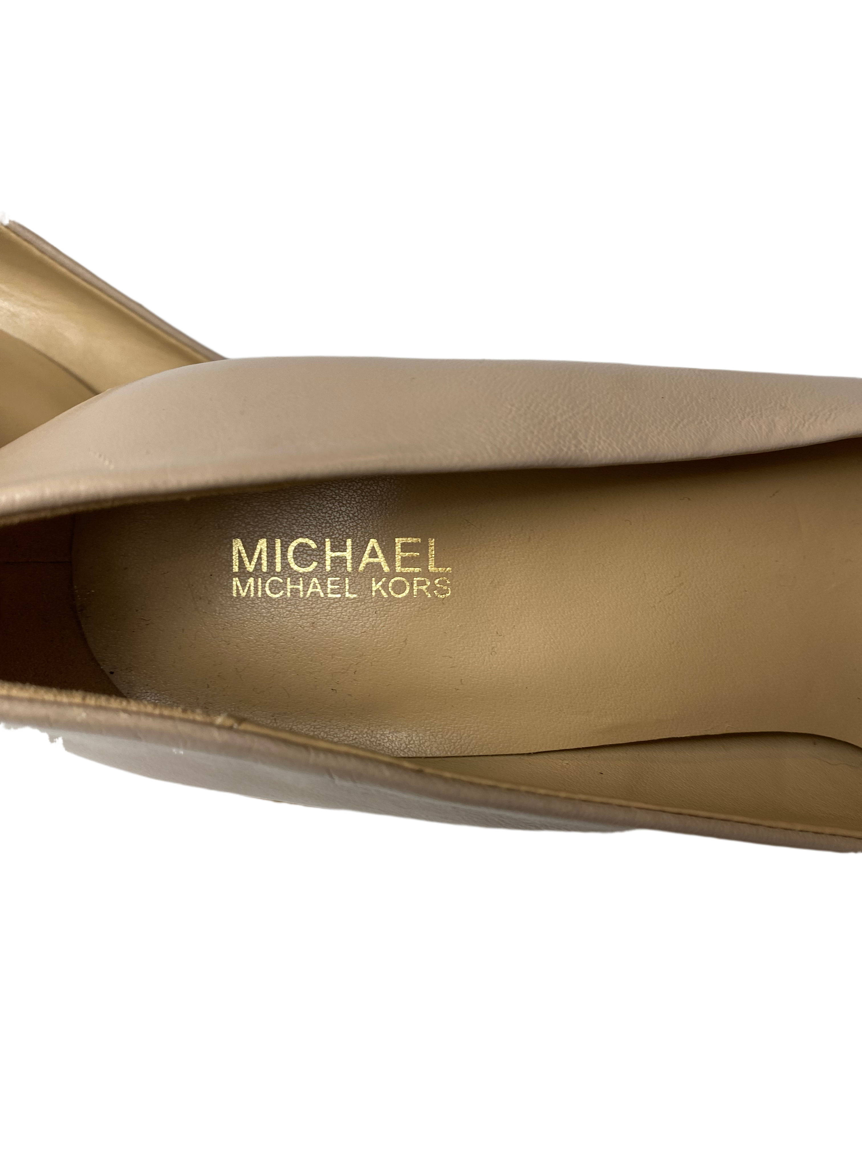 Michael Kors Nude Leather Pointed Toe PumpsPerfect shoes for that every day elevated basic. Wear to work or a casual night out.
Note: Two small holes on outside of left shoe.  Price is marked accordingly.