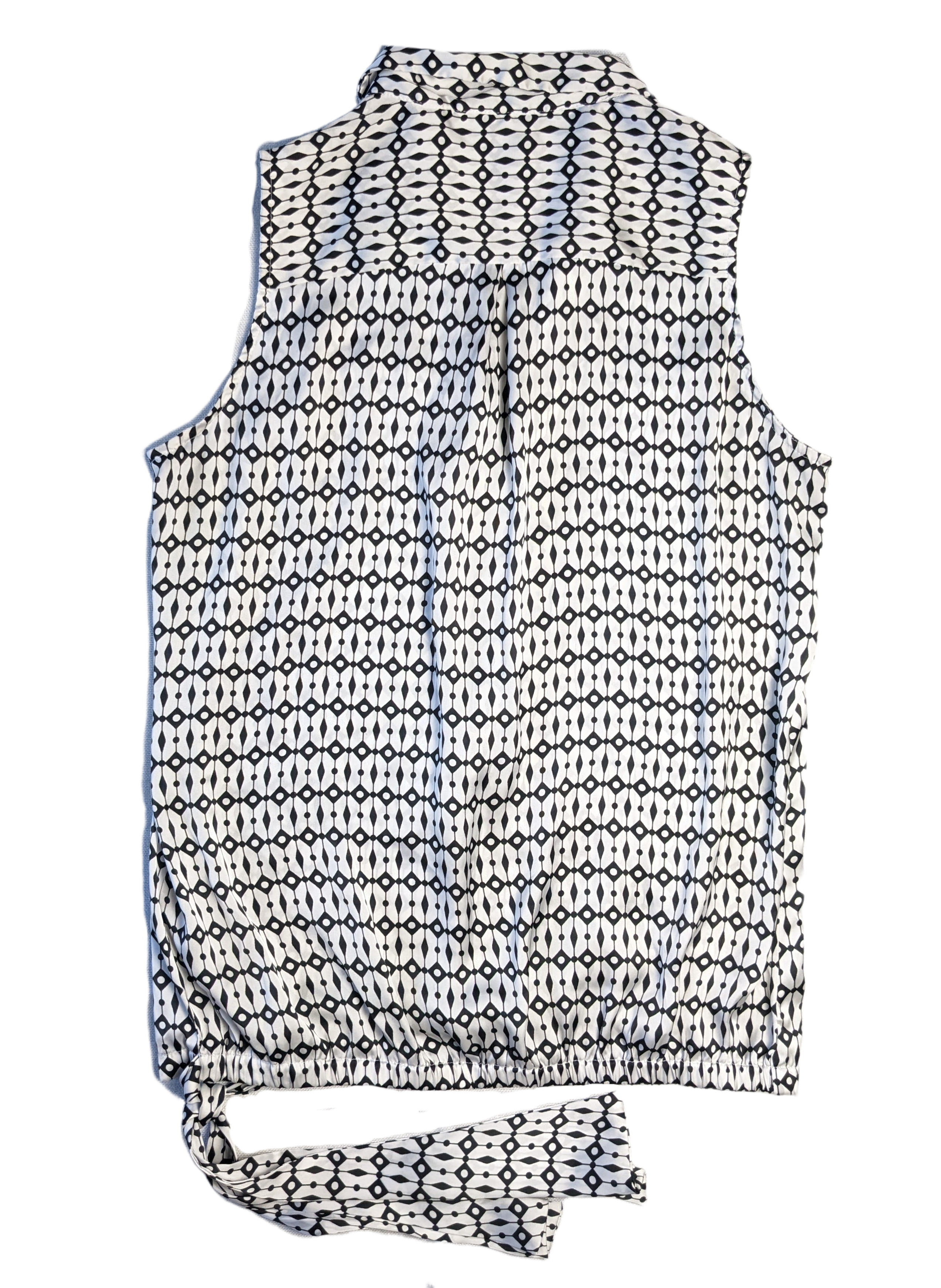New York & Co Black and White Sleeveless Blouse This is a great top to dress down with jeans, or dress up with black slacks.  Or try a pop of color and wear with a g