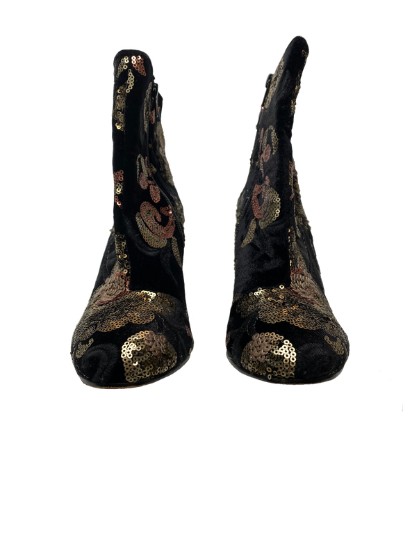 Aldo Sequin Embellished Ankle BootsWow! These are stunning boots with so much detail with the sequins..
Dress up your jeans for a fun night out, or wear with a skirt for a funky look!Aldo Sequin Embellished Ankle BootsShoes